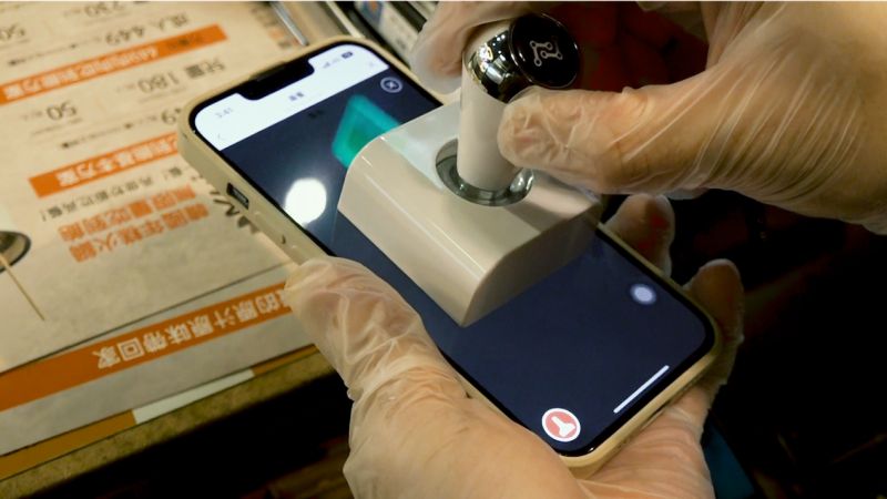 ▲消費者只要透過掃描QRcode、按兩個按鍵就成為會員,體驗很多好的行銷活動,由於功能都是搭建在通訊軟體LINE裡面做使用,顧客接受度更是大增。(圖/記者朱永強攝)