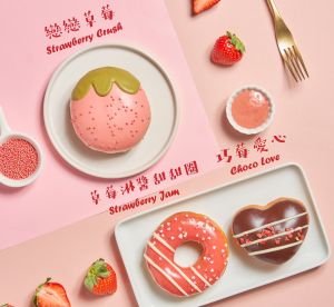 ▲Krispy Kreme推出3款草莓季甜甜圈，2月17日前有打卡優惠，買草莓季系列甜甜圈，免費送巧莓愛心甜甜圈1顆。（圖／業者提供）