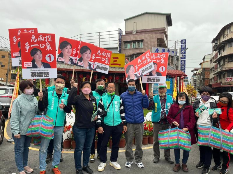 ▲蔡培慧今與民進黨國務青一整天在竹山走街拜票。(圖/蔡培慧競辦提供,2023.02.15)