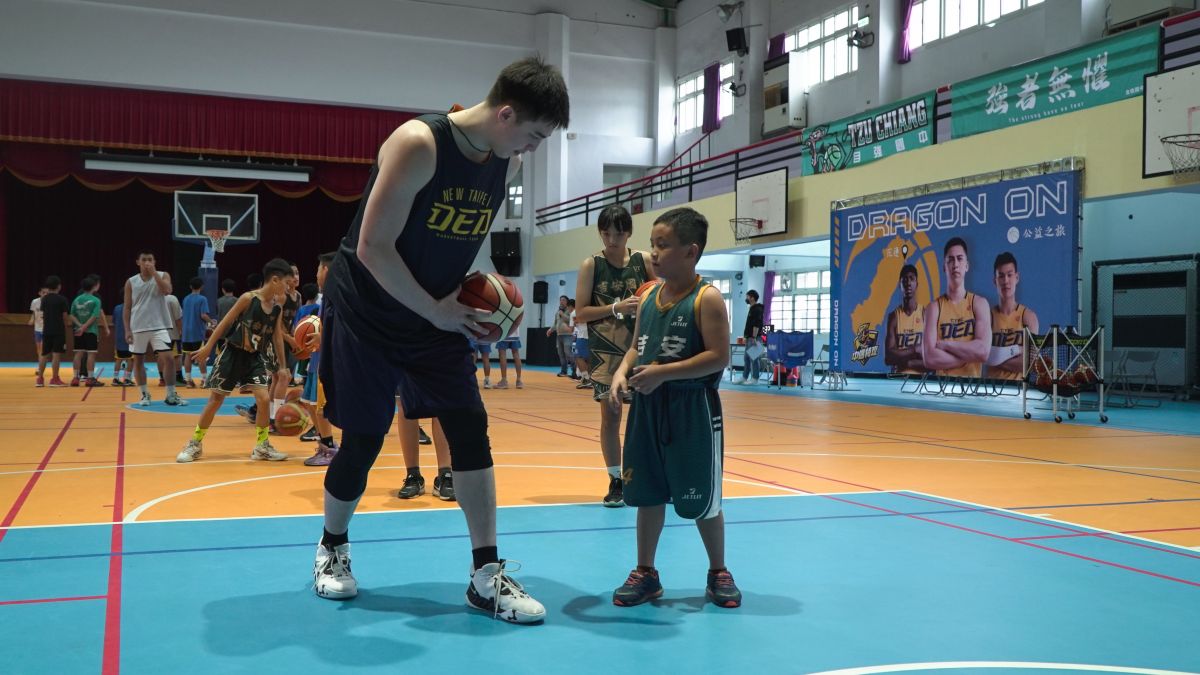 ▲譚傑龍與阿巴西到後山做公益。（圖／Dragon One提供）