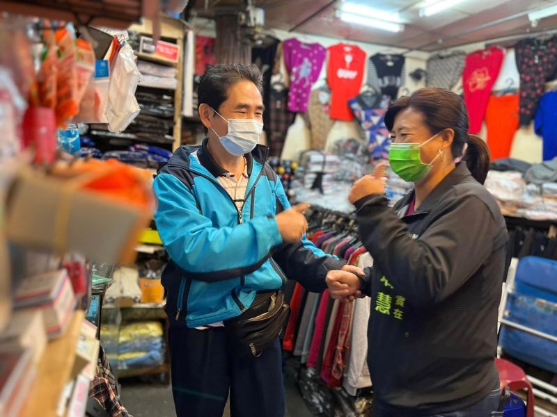 ▲蔡培慧到竹山菜市場拜票,攤商比出她的一號手勢。(圖/蔡培慧競辦提供,2023.02.15)