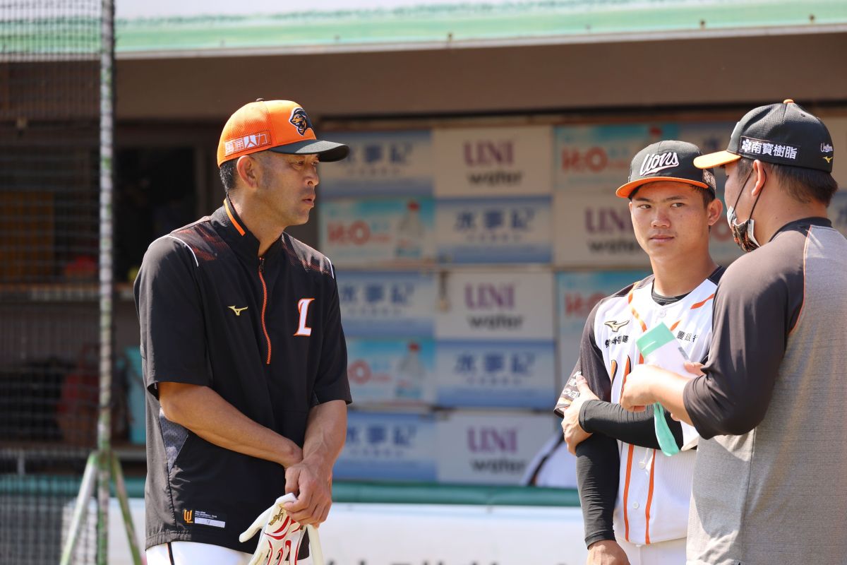 ▲統一獅隊日籍守備教練玉木朋孝(左)、內野手林靖凱(右)(圖/統一獅球團提供)