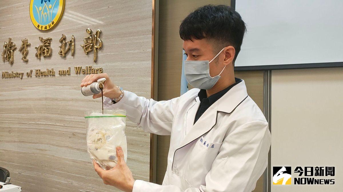 ▲台北市藥師公會藥師蘇柏名示範，民眾可利用居家常見的尿布、咖啡渣、茶葉等，放進夾鏈袋或是塑膠袋中，再倒入藥水，將袋子密封後就可丟進垃圾桶，藥水瓶也可以依照規定回收，對環境較為友善。（圖／記者許若茵攝，2023.02.15）