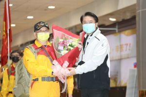 台灣搜救隊回來了！林右昌親赴機場迎接　關懷信內容曝光
