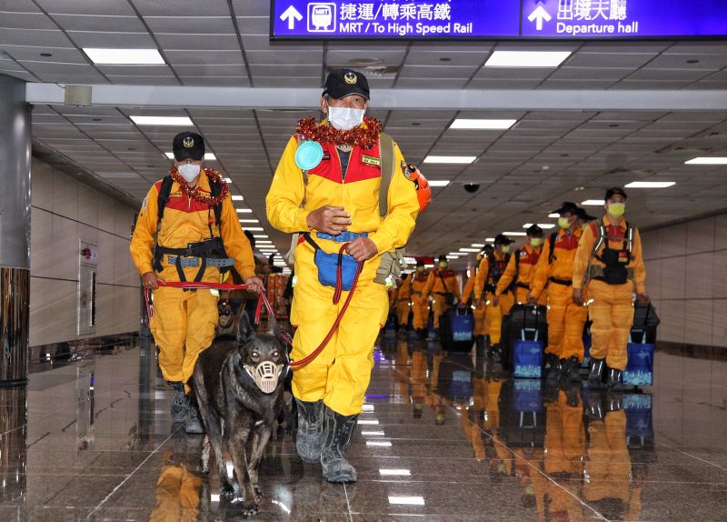 ▲台灣搜救隊成員領著搜救犬，一同返抵國門。（圖／記者陳明中攝，2023.02.15）