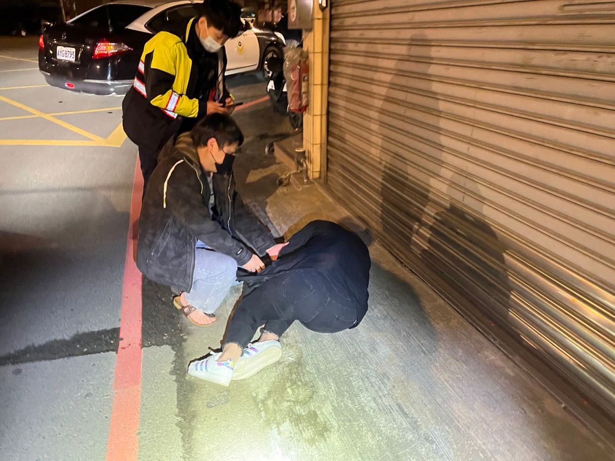 ▲女子負氣外出，卻不敵低溫倒臥在地不斷的發抖，所幸巡邏員警經過發現，趕緊通報消防局協助救護，才即時挽回張女一命。（圖／記者李春台翻攝）
