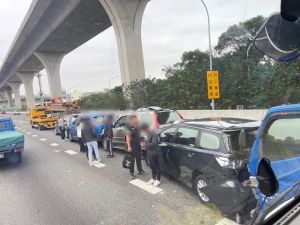 國道1號6車連環撞！3人受傷　小貨車駕駛受困由警消救出
