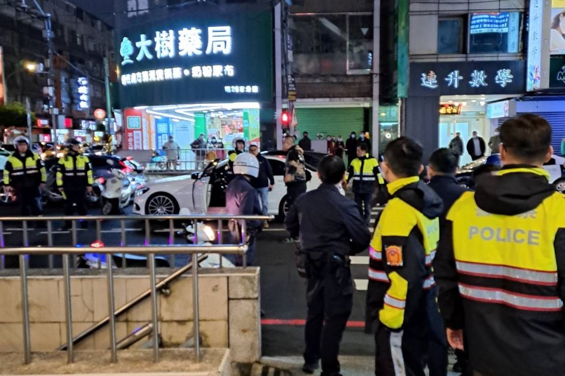 ▲新北市永和區，今（15）日傍晚6點左右，驚傳發生暴力討債傷人，大批警力獲報後趕到現場，將犯嫌當街壓制逮回。（圖／翻攝自我是永和人臉書）