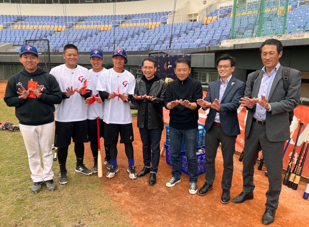 ▲台鋼雄鷹董事長王炯棻、領隊劉東洋、總教練洪一中與日籍投手教練橫田久現身斗六棒球場為小鷹們打氣(圖/記者簡名杉攝)