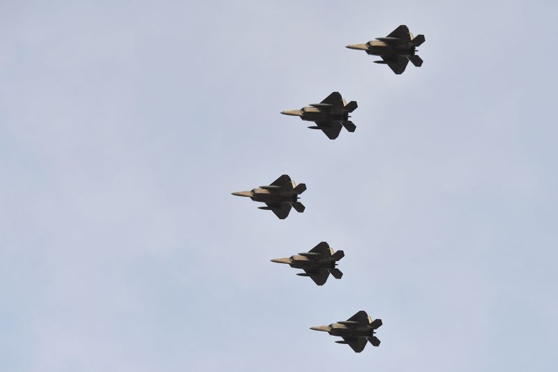 ▲鑒於俄羅斯飛機在中東「不安全且不專業的行為」，美軍本週將部署F-22猛禽戰鬥機因應。資料照。(圖／美國空軍)