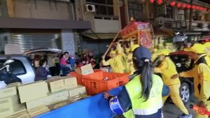 白沙屯媽祖遇塞車！粉紅超跑「凌空起飛」　眾目睹讚神奇
