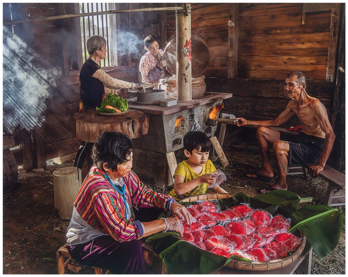 ▲攝影組首獎「做紅龜粿」，是創作者希望透過鏡頭將沒落的傳統行業，給予新的銓釋和記憶。（圖／萬和宮提供）