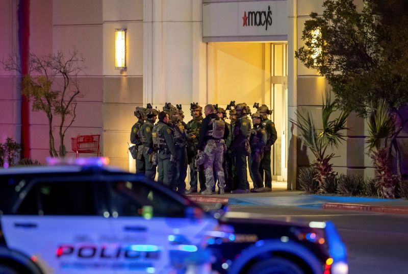 ▲美國德州艾爾帕索（El Paso）警方說，一家購物中心15日發生槍擊案，造成1人死亡、3人受傷。（圖／美聯社／達志影像）