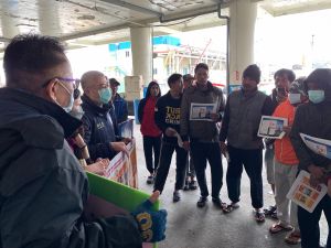 關懷八斗子外籍漁工　基隆移民署赴港宣導「自行到案」
