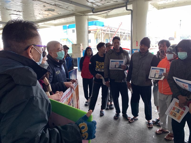 ▲ 基隆市服務站聆聽印尼籍漁工阿翰(右二)述說同鄉因專案受惠返回家鄉情形。（圖／移民署）