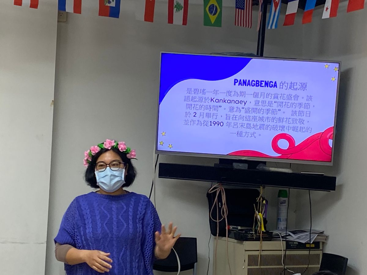 ▲菲律賓新住民羅戴娜分享碧瑤花節的由來。（圖／移民署）
