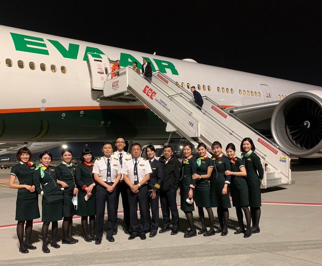 ▲此次任務由777飛安督導黃思璋機長、朱祁堯機長、盧芃文資深副機長、Ng, Jerry Kwai Mun資深副機長以及11名後艙空服組員，順利完成飛行任務。（圖／長榮航空提供）