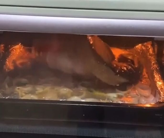 ▲一塊處理好的魚肉放進烤箱後，竟重新開始跳動，讓蔡小妹嚇到尖叫。（圖／AP+ Viral Press）