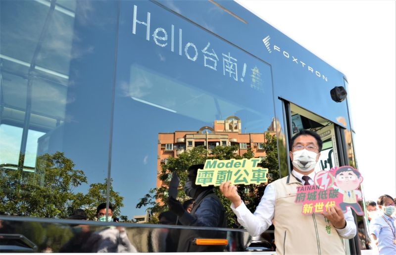 ▲黃偉哲與陳其邁爭取通勤補貼，可為南部培養大眾運輸使用習慣。（圖／翻攝自黃偉哲臉書）