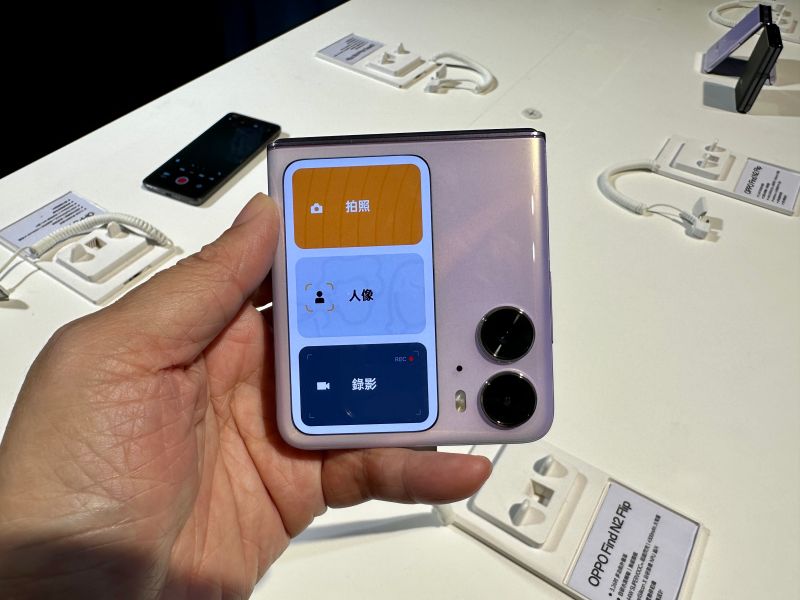 ▲OPPO Find N2 Flip封面螢幕有3.26吋,使用上更加順暢。(圖/記者周淑萍攝)