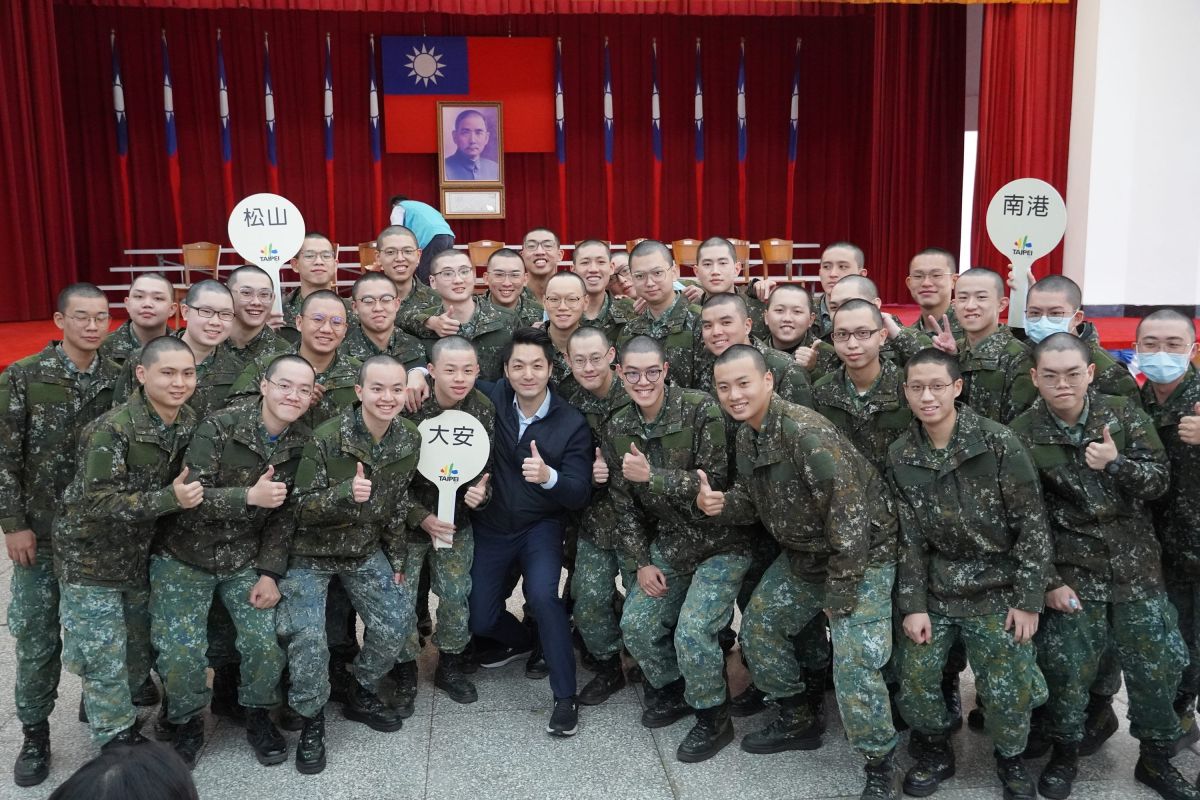 ▲台北市長蔣萬安首次赴新訓中心兵役慰勞市籍役男，並與役男合影。（圖／北市府兵役局提供）