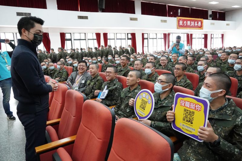 ▲台北市長蔣萬安與役男開心話家常。（圖／北市府兵役局提供）