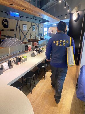 台版「壽司郎」？男客行為惹議　高市衛生局稽查確保食安
