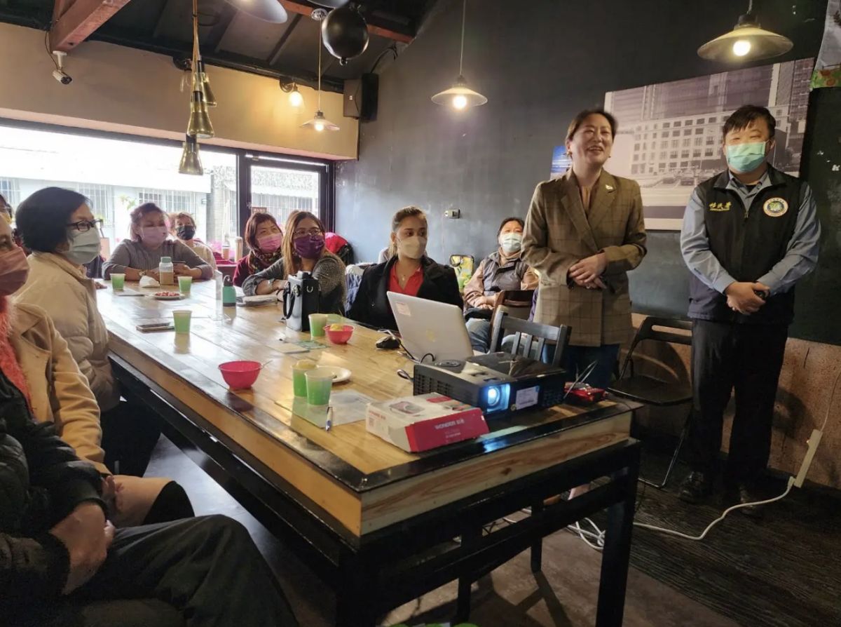 ▲馬尼拉經濟文化辦事處高雄分處賴愛仁處長擔任講師。（圖／移民署）