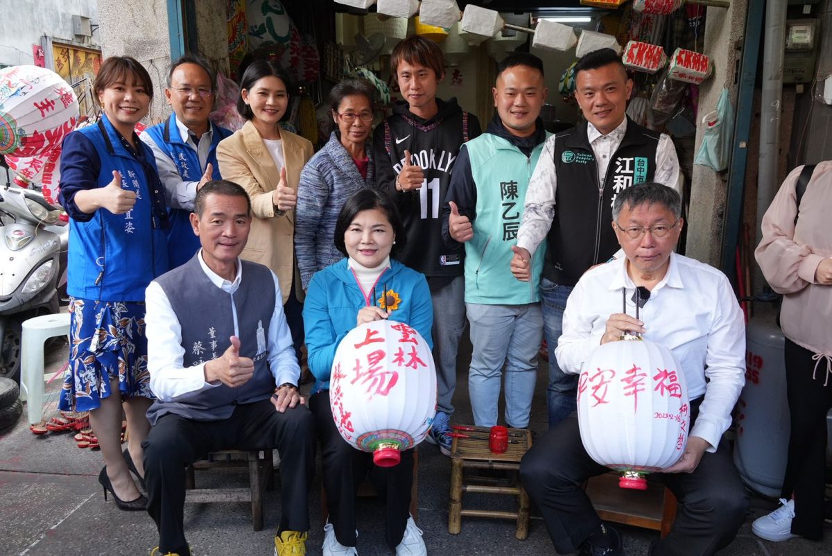 ▲雲林縣長張麗善（中）擔任東道主，帶領民眾黨主席柯文哲（右）暢遊北港朝天宮燈會展區。（圖／民眾黨提供）