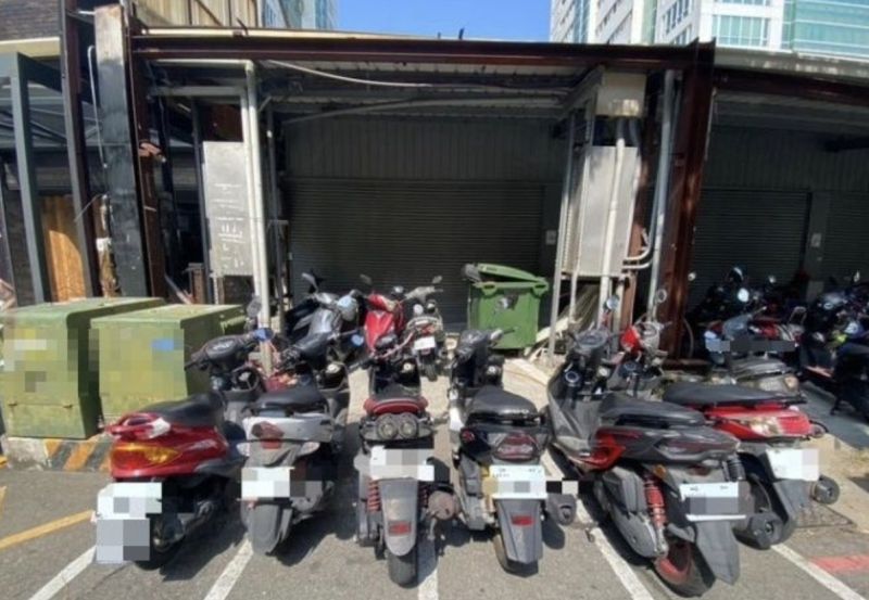 ▲網友分享自己本來機車停在格子內，結果到中午被移車，四格停車格變成停六台車。（圖/爆怨公社）