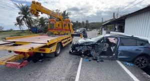 疑超車不當！台東男逆向撞遊覽車　車頭全毀駕駛一度受困
