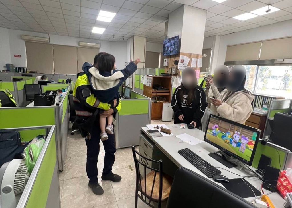 ▲台南市永康區一位2歲女童，昨（15）日晚間10點多在街道走失，被巡邏員警帶回所內安置，最終順利找到女童家屬，讓女童平安返家。（圖／翻攝畫面）