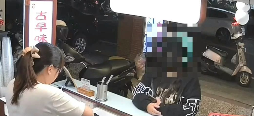 ▲屏東出現白吃白喝的慣犯，飲料店、滷味店及麵店都出現過她的身影。（圖／翻攝畫面）