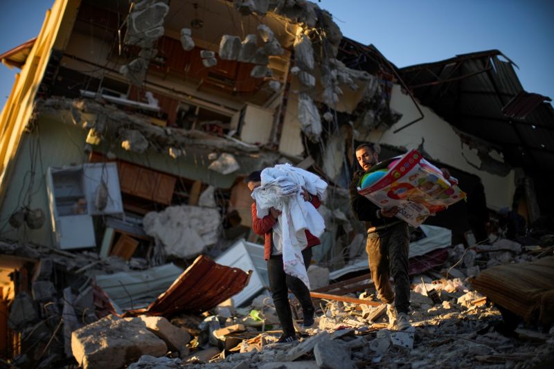 ▲土耳其南部與敘利亞接壤地區6日發生規模7.8強震，迄今兩國已逾5萬人罹難。（圖／美聯社／達志影像）