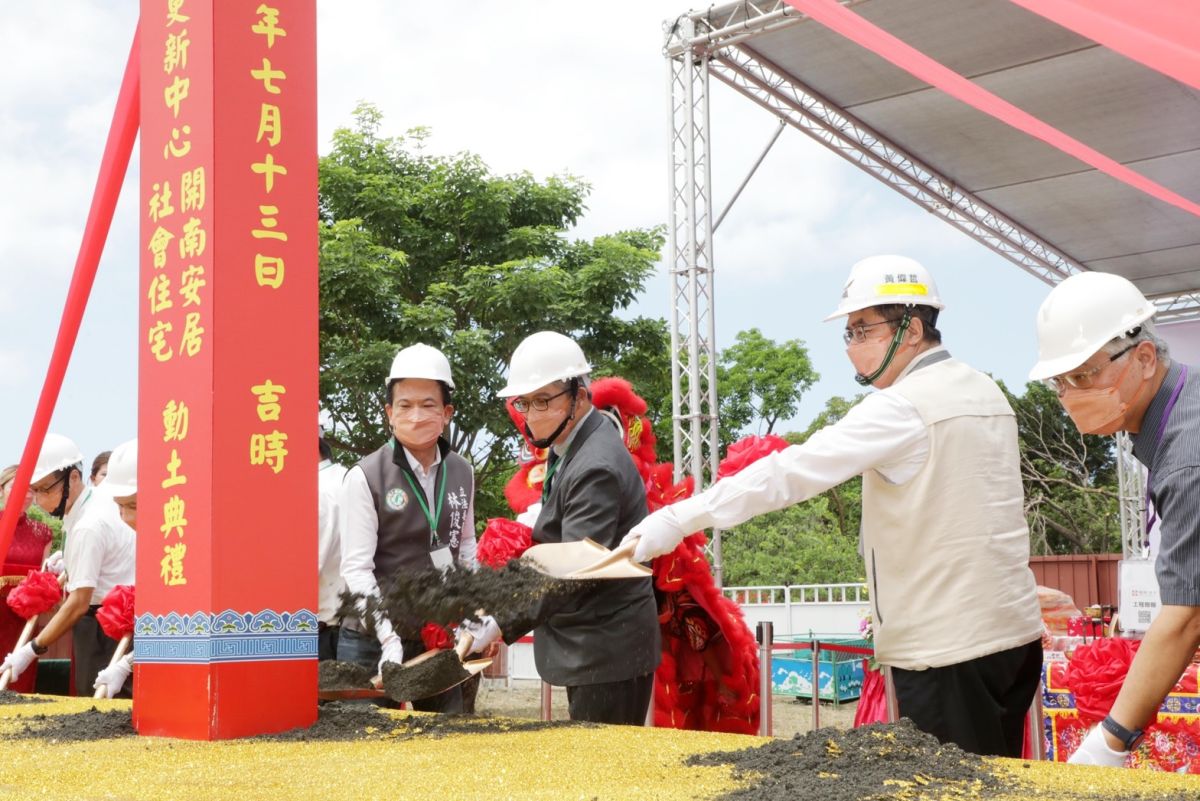 ▲青年安居議題日益重要，圖為黃偉哲開工社會住宅畫面。（圖／翻攝自黃偉哲臉書）