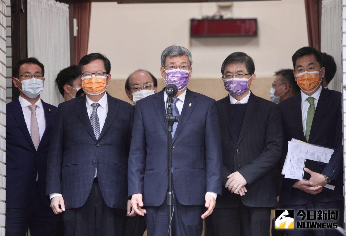 ▲行政院長陳建仁首度赴立院施政報告並備詢，並在鄭文燦、柯建銘等人陪同下受訪。（圖／記者陳明中攝，2023.02.17）