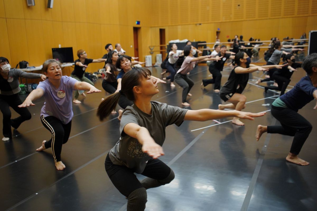 ▲2023年兩廳院青銀共創計畫，共有8位樂齡者與13位青年入選，共同經歷工作坊課程與成果展演。圖為《薪傳》片段舞蹈排練。（圖／國家兩廳院提供）