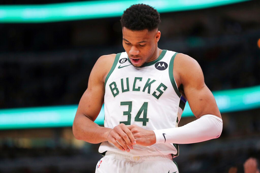 ▲Giannis Antetokounmpo在比賽中傷到了右手腕。（圖／美聯社／達志影像）