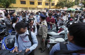 容不下異議！柬埔寨洪森吊銷獨立媒體執照　引爆抗議潮
