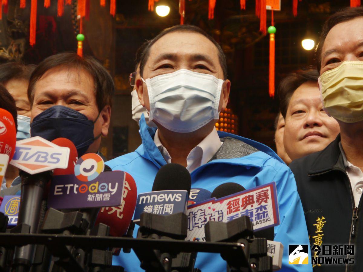 ▲侯友宜到中和福和宮參拜，對於是否要與郭台銘見面？表示每天行程都是滿滿滿。（圖 ／記者吳嘉億攝，2023.02.17）