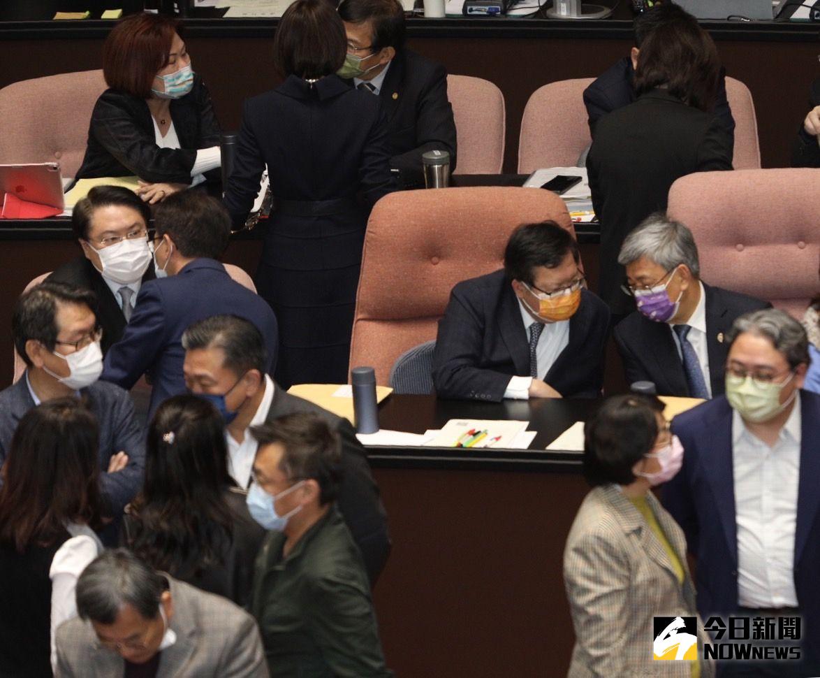 ▲新內閣團隊首度赴立院備詢，卻遭到國民黨惡意杯葛；圖為陳建仁、鄭文燦、林右昌等人進入議場。（圖／記者陳明中攝，2023.02.17）