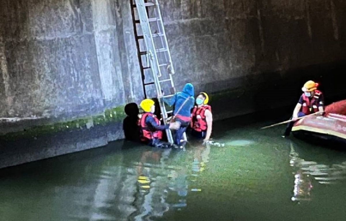 ▲高雄一名越南籍黎姓女子，16日晚間因酒後與路上女騎士發生擦撞，黎女因擔心酒測，竟潛入愛河中躲藏，最後因酒測超標被移送法辦。(圖／記者郭凱杰翻攝)