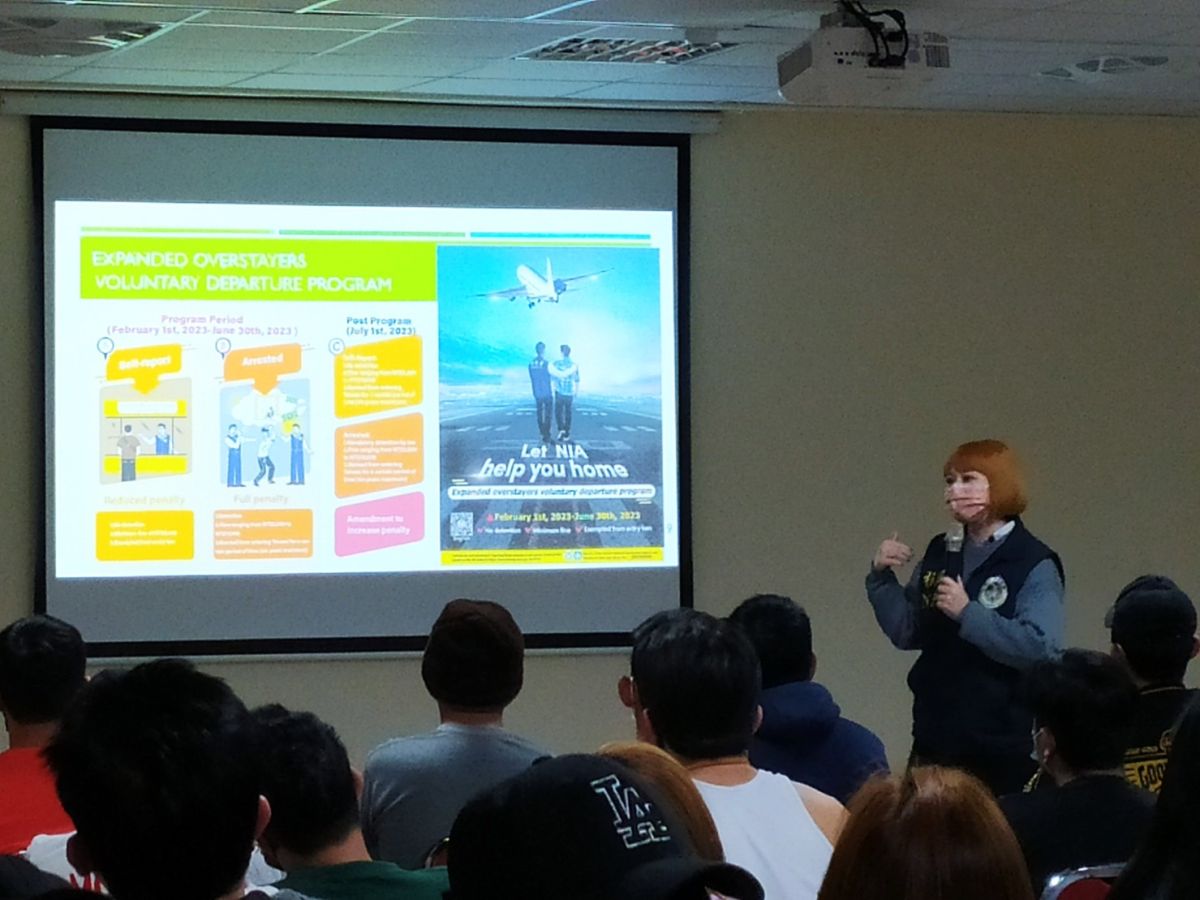 ▲新竹縣服務站透過行動服務列車至移工宿舍加強宣導內政部移民署「擴大逾期停（居）留外來人口自行到案專案」。（圖／移民署）