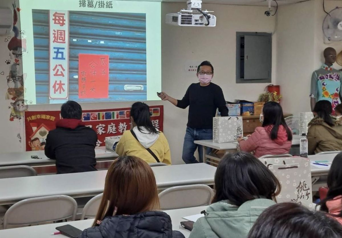 ▲移民署苗栗縣服務站15日替新住民舉辦苗栗客家掛紙文化座談。（圖／移民署苗栗縣服務站提供）