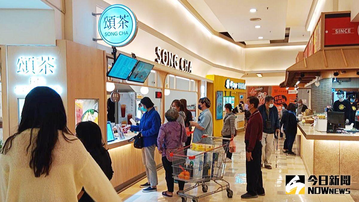 ▲茶飲業者進軍大樂購物中心成立新店，並升級加賣鍋燒麵、關東煮，一次滿足消費者各種需求。（圖／記者陳美嘉攝，2023.02.17）