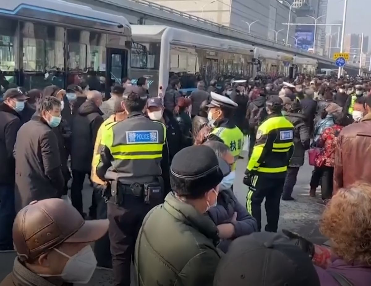 ▲中國湖北武漢、遼寧大連等城市，先前曾有退休者因不滿醫保改革，進而爆發「白髮運動」。（圖／擷取自影片）