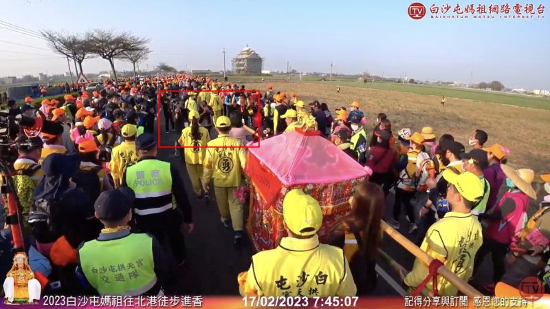 ▲日本女記者直接扛起鑾轎，讓不少網友感到驚訝。（圖/白沙屯媽祖網路電視台YT）