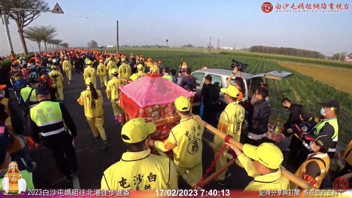 ▲白沙屯媽祖進香今天繼續第六天行程，仍有大批香燈腳跟隨。（圖/白沙屯媽祖網路電視台YT）