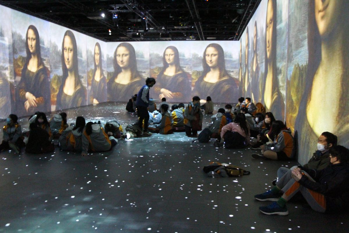 ▲宏碁集團創辦人施振榮攜手台大名譽教授李吉仁，邀請偏鄉實驗學校二百多位學生體驗元宇宙，希望能激發學生更多的創造力與想像力。（圖／施振榮辦公室提供）