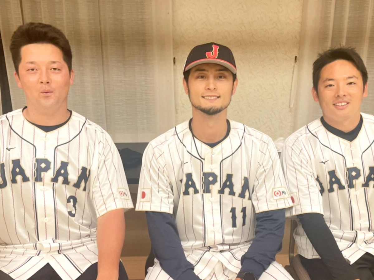 ▲達比修（中）跟牧秀悟、松井裕樹等球員合影。（圖／取自TBS推特）